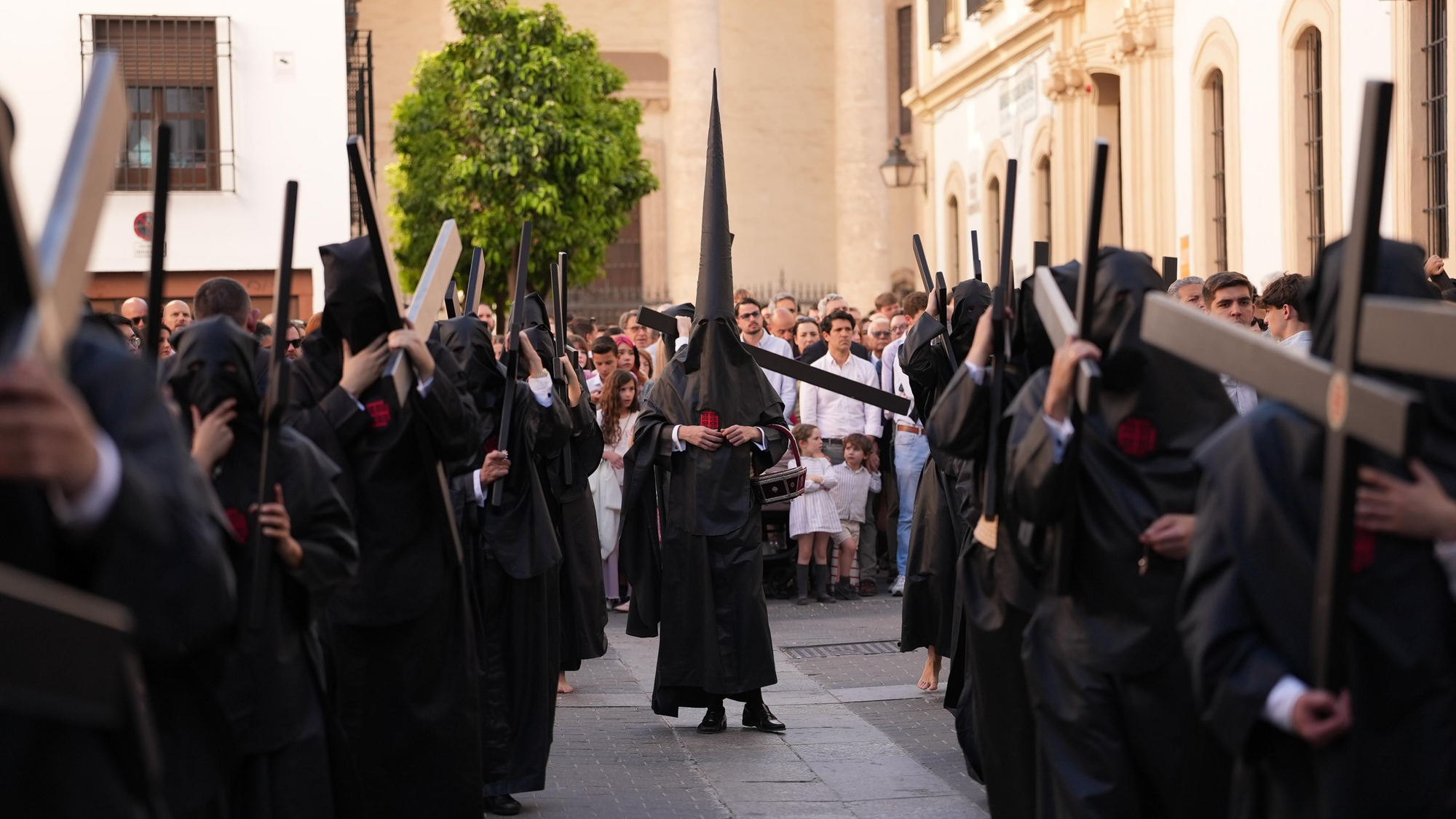 La procesión de la Hermandad del Santo Sepulcro, en imágenes