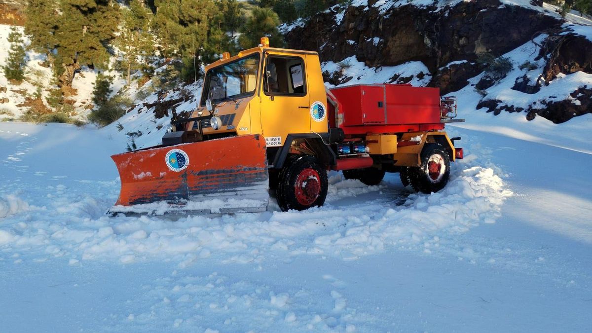 Camión quitanieves del IAC, este miércoles, en las cumbres de La Palma.