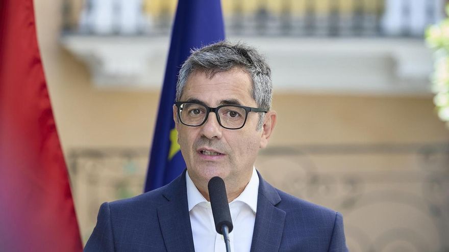El ministro de Presidencia, Justicia y Relaciones con las Cortes, Félix Bolaños, atiende a los medios.