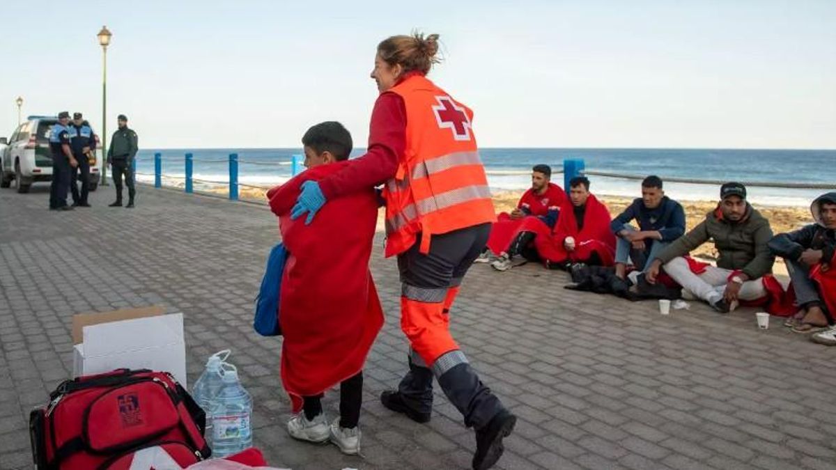 Imagen de archivo de un menor atendido por Cruz Roja tras llegar a Canarias