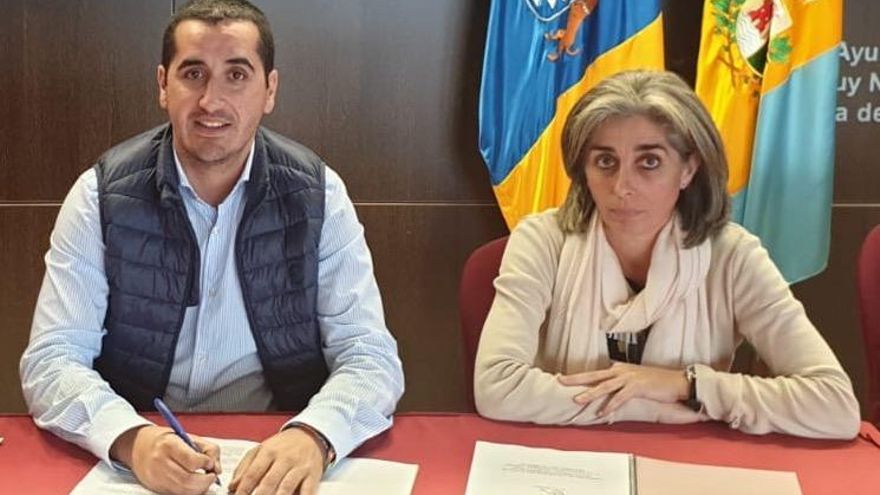 Borja Pérez, alcalde de Breña Baja, y Ana Trujillo, concejal de Cultura,