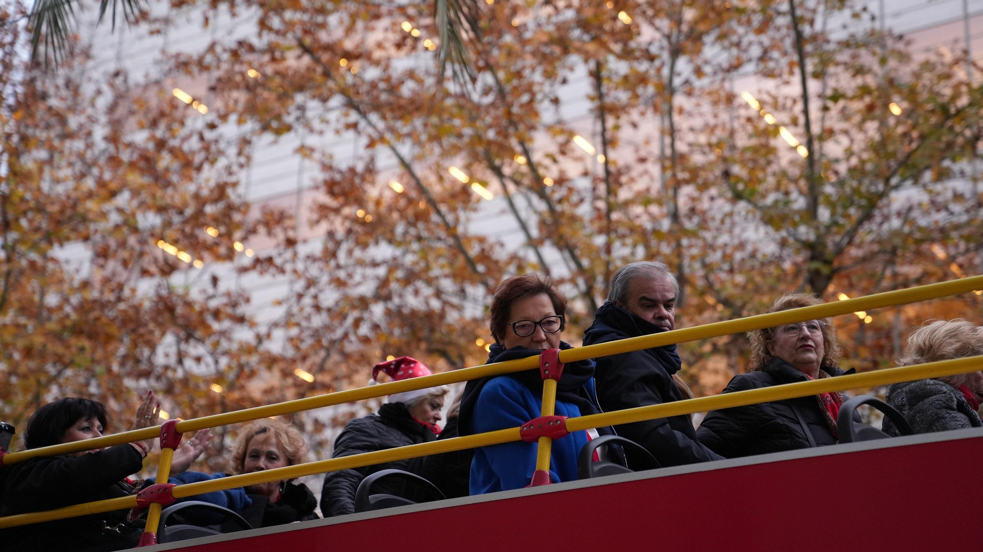Los mayores participan en un recorrido urbano en autobuses turísticos dentro de la actividad “Coro de Coros”.