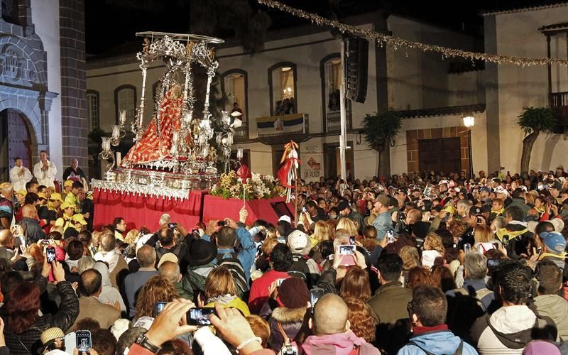 Salida de la Virgen del Pino de su Basílica en Teror para encaminarse a Las Palmas de Gran Canaria, en la 51 "bajada" que realiza, un acontecimiento religioso que no se producía desde hace 14 años y que ha reunido a miles de personas en la villa mariana para acompañar a la imagen durante el trayecto. EFE/Elvira Urquijo A.