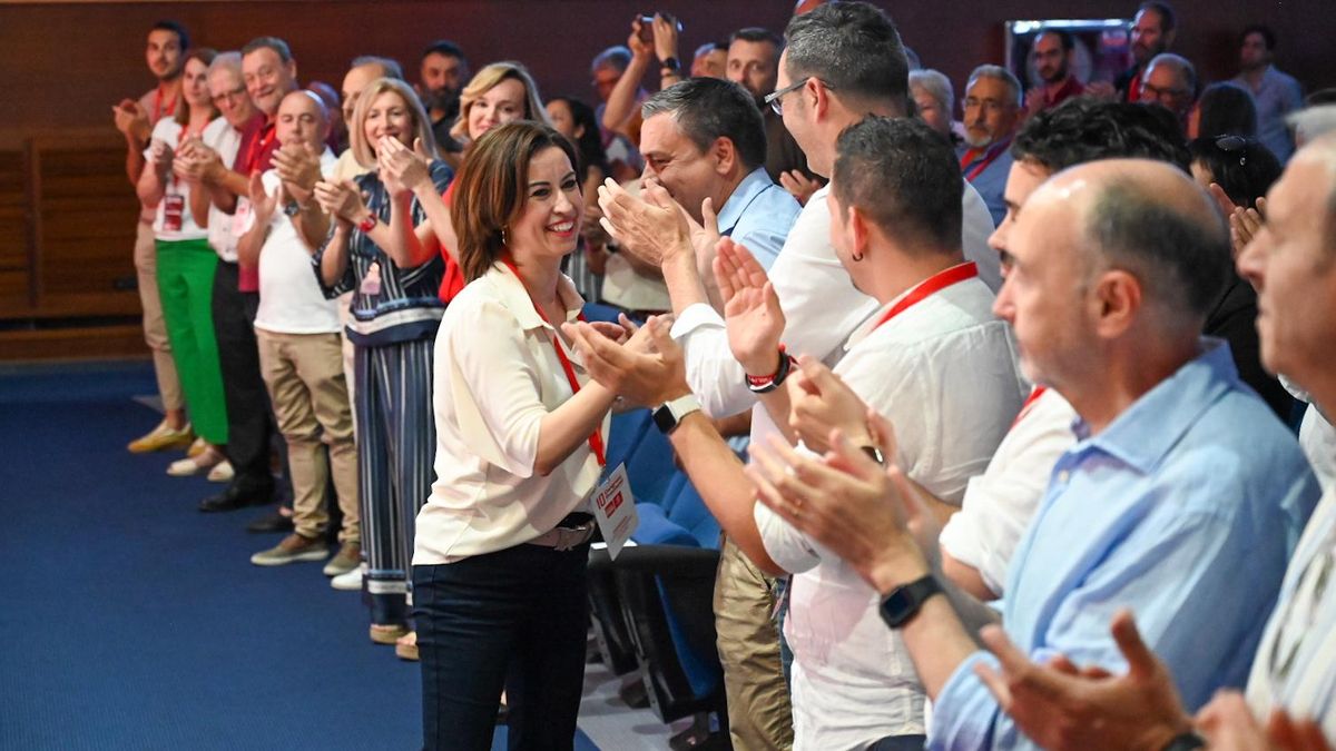 Ladrero saluda a los asistentes al Congreso Provincial del PSOE Zaragoza.