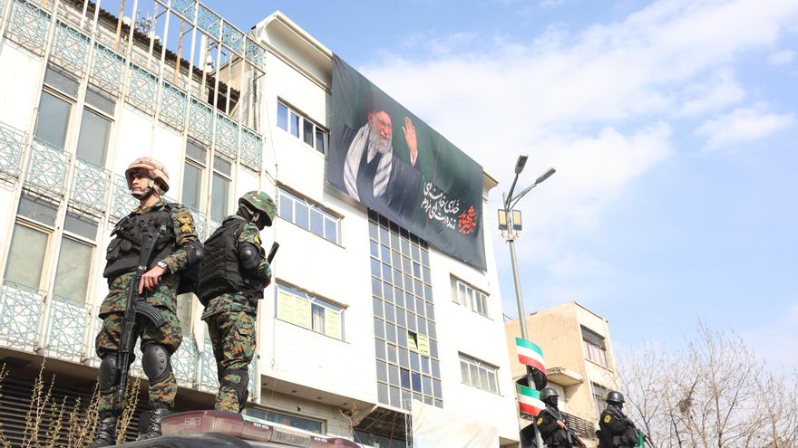 FOTO ARCHIVO. Policías iraníes montan guardia en Teherán, Irán, el 9 de marzo de 2026. EFE/EPA/ABEDIN TAHERKENAREH