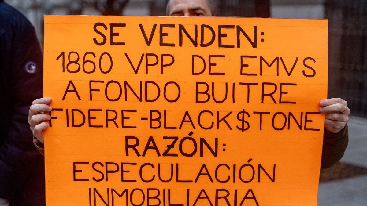 Una persona sostiene un cartel durante una concentración frente al Ayuntamiento de Madrid, el 20 de marzo de 2025.