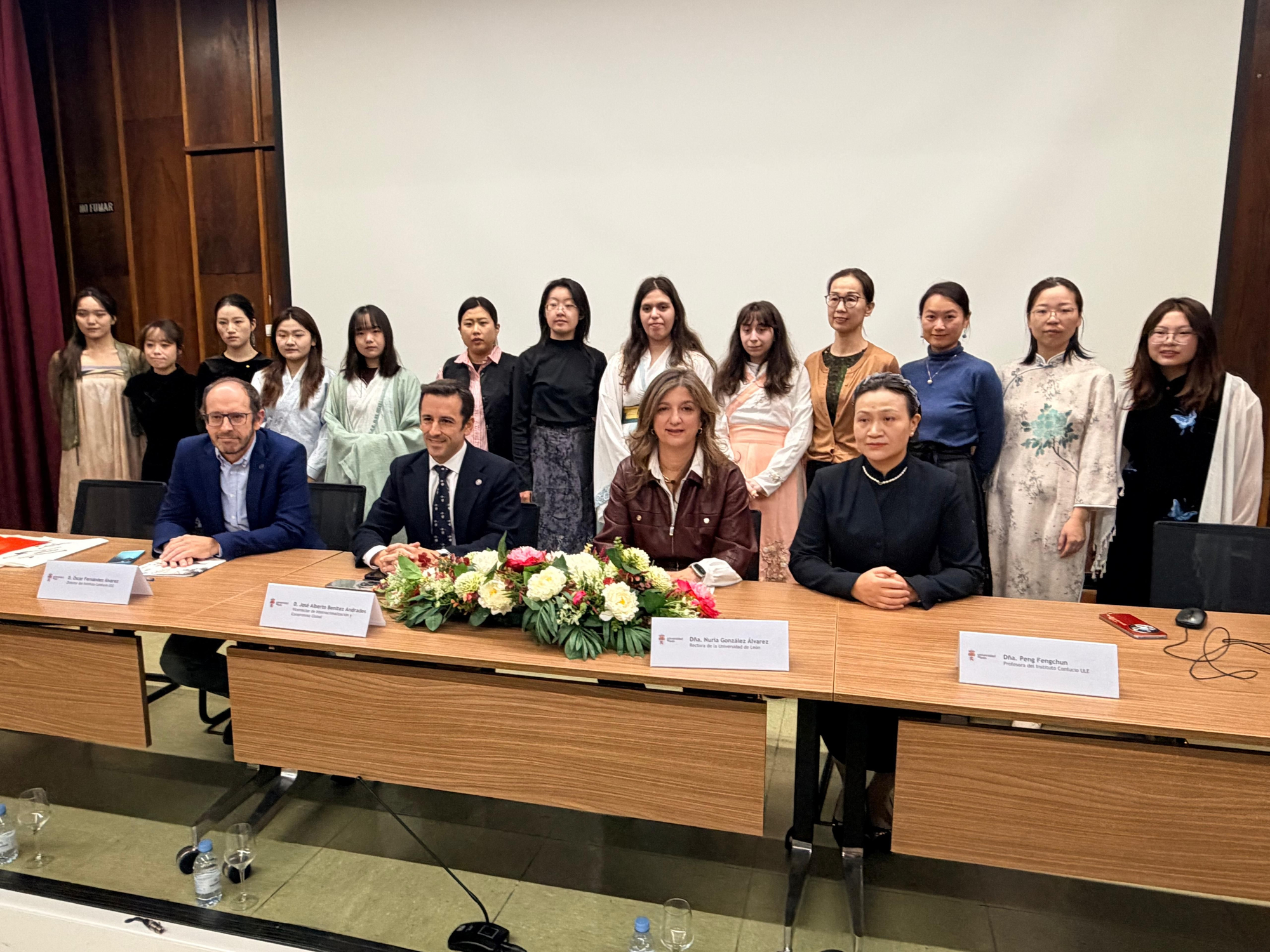 Presentación de los 15 años del Instituto Confucio de la Universidad de León con su profesorado