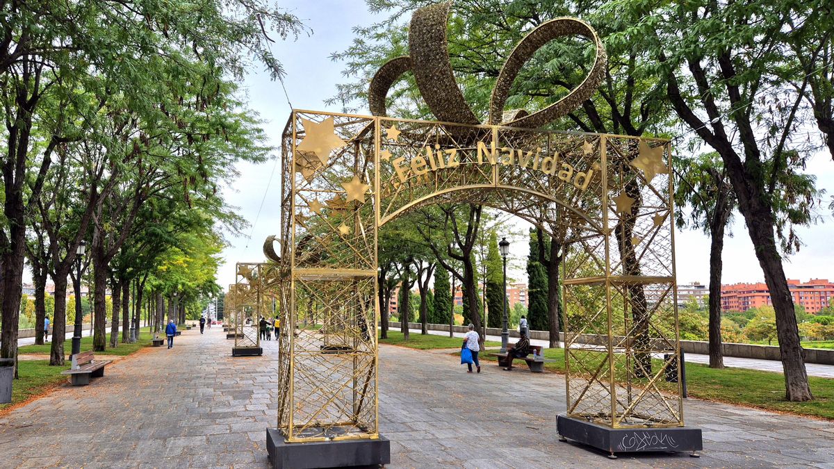 En Madrid, la Navidad dura seis meses: de finales de Septiembre hasta finales de Marzo permanecen en nuestras calles los adornos del Ayuntamiento