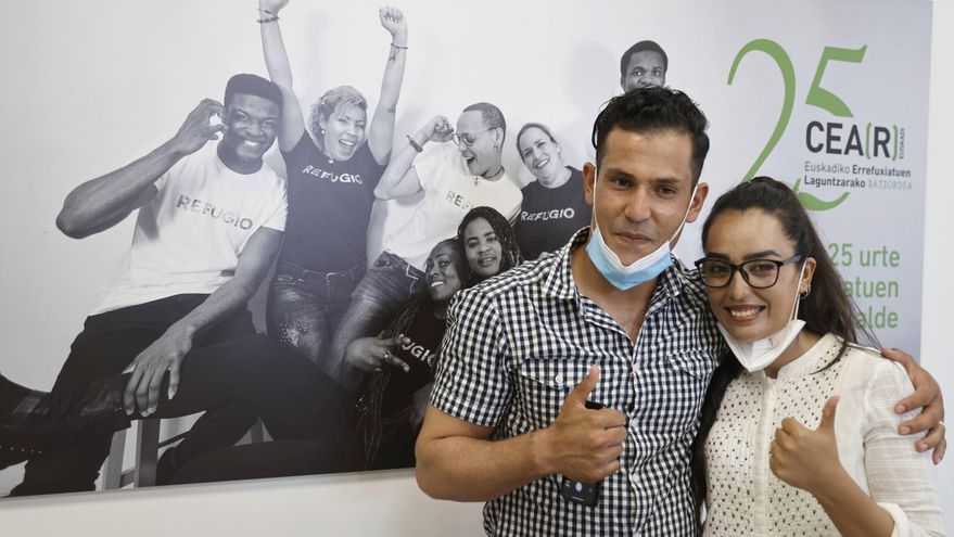 La capitana de la selección afgana de baloncesto en silla de ruedas, Nilofar Bayat, junto a su marido Ramish este lunes recién acogida en Bilbao.