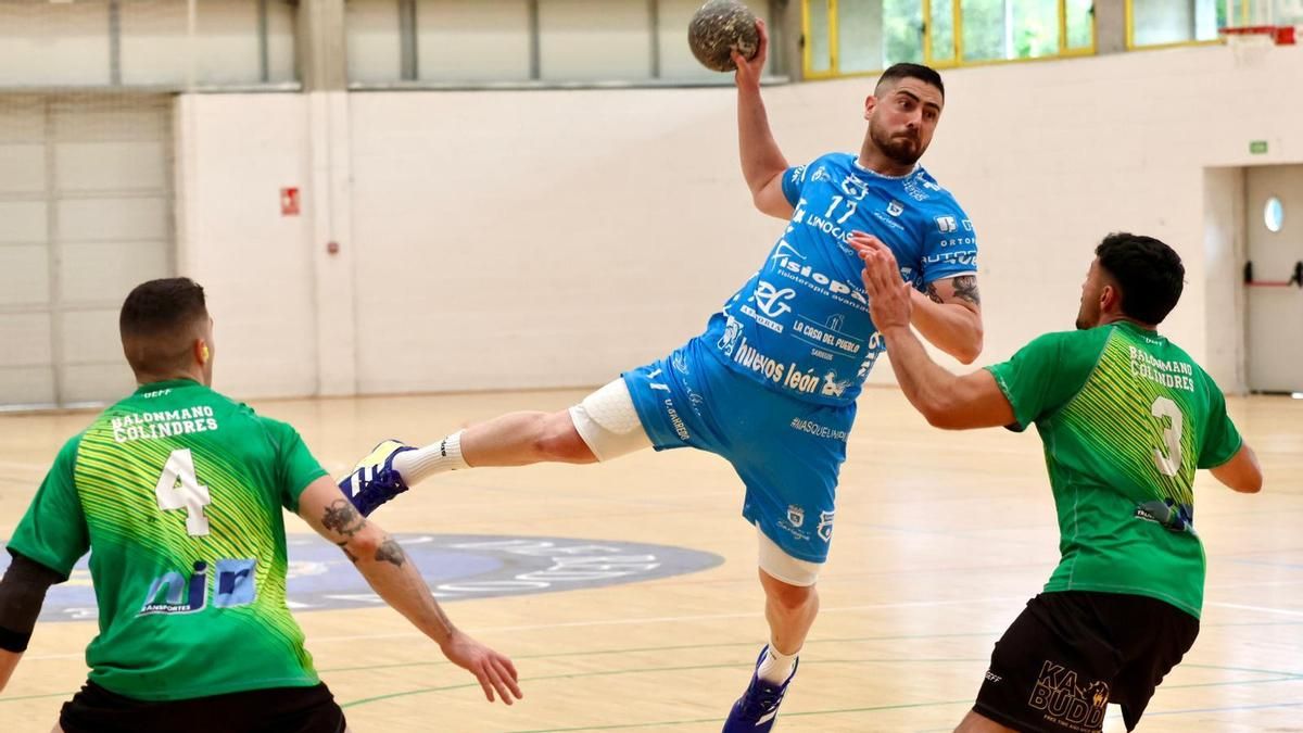 Un jugador del Club Balonmano Sariegos se eleva para lanzar sobre la defensa del Colindres. 
