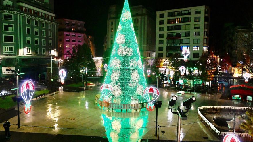 Luces de Navidad en la Plaza del Ayuntamiento de Santander.