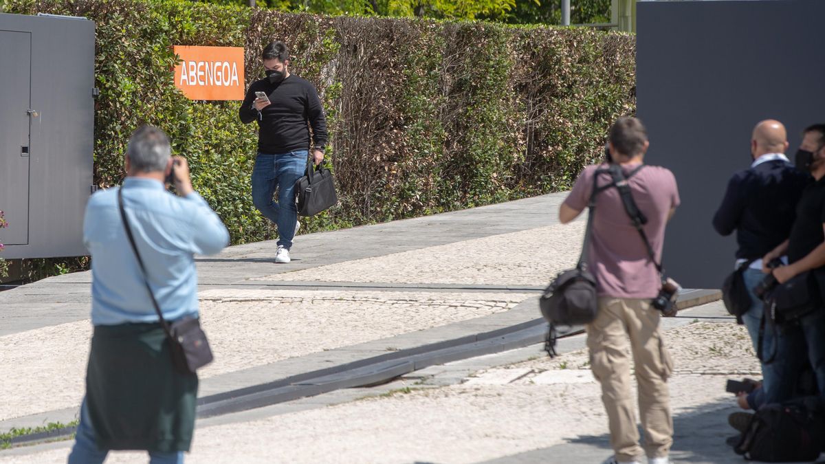 Una persona sale del la sede de Abegoa de Sevilla, donde agentes de la Guardia Civil han realizado un registro