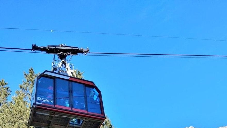 Archivo - Simulacro de restacate en el Teleférico de Fuente Dé