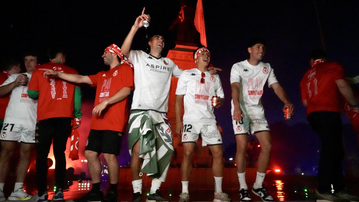 Celebración del ascenso de la Cultural a Segunda en Guzmán.