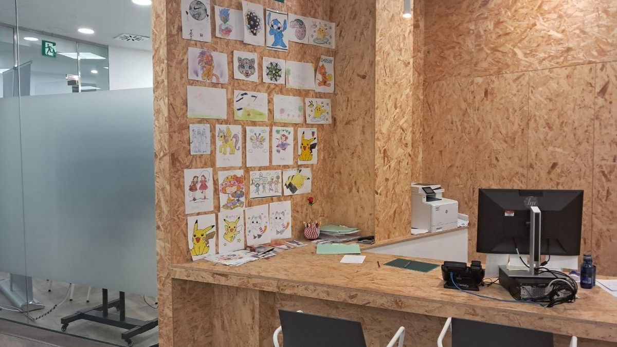 Dibujos realizados por niños y niñas que junto con sus padres y madres pasan por el servicio de acogida de personas migrantes Harreragune en Bilbao