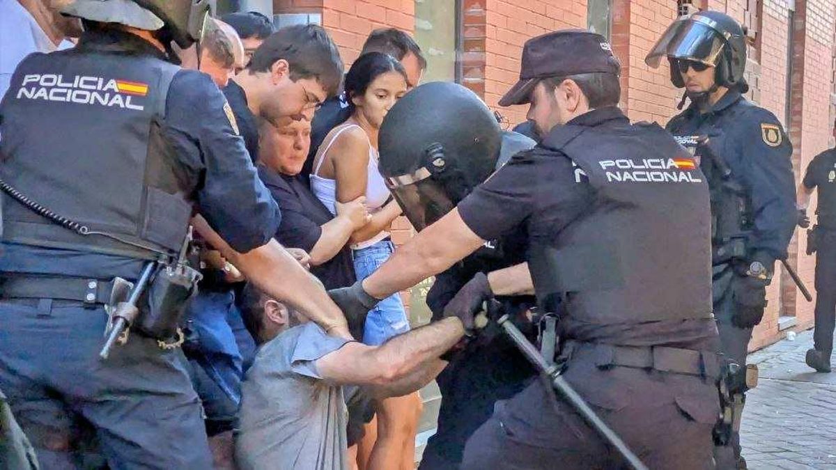 Un momento del desahucio en El Ruedo