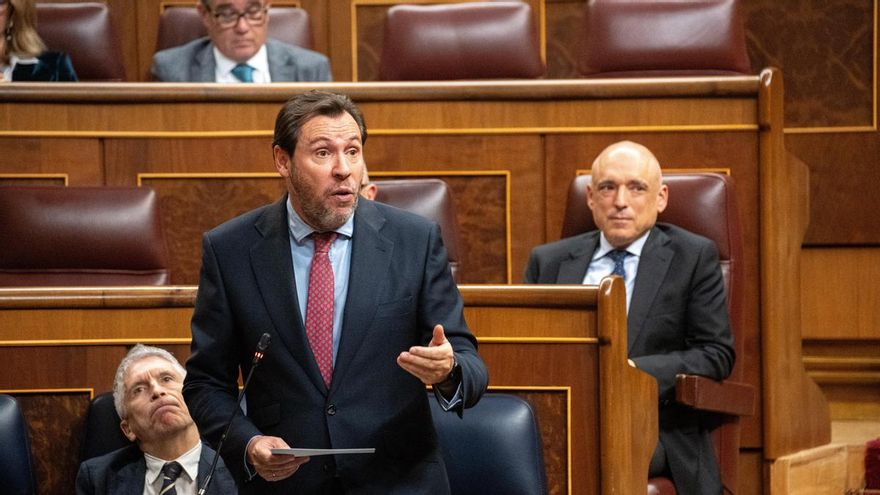 El ministro de Transportes, Óscar Puente, durante una sesión de control al Gobierno, a 11 de febrero de 2026