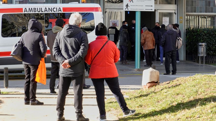 Varias personas esperan a ser atendidas en el Hospital Duran i Reynals en Barcelona. EFE/Alejandro García/Archivo