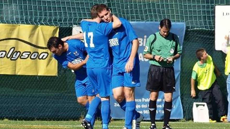 Los jugadores del Huracán Z celebran un gol.