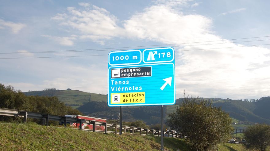 Entrada al polígono industrial de Tanos-Viérnoles.