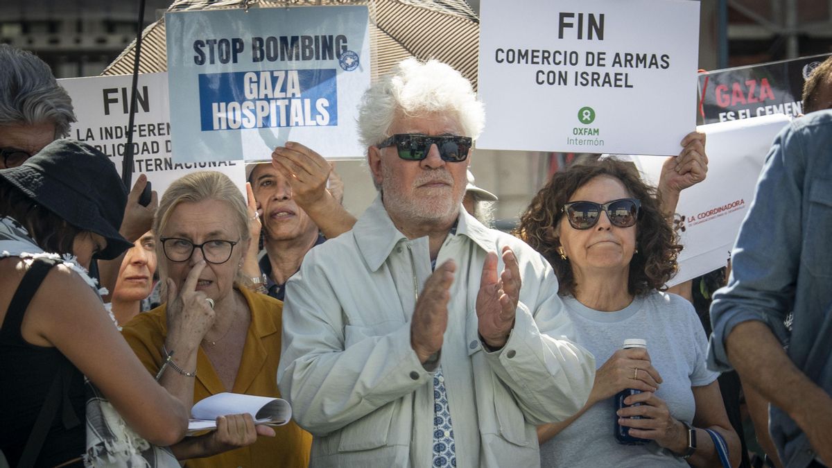 Pedro Almodóvar, Loles León y más de 300 personalidades de la cultura leen en Madrid los nombres de los niños palestinos asesinados por Israel
