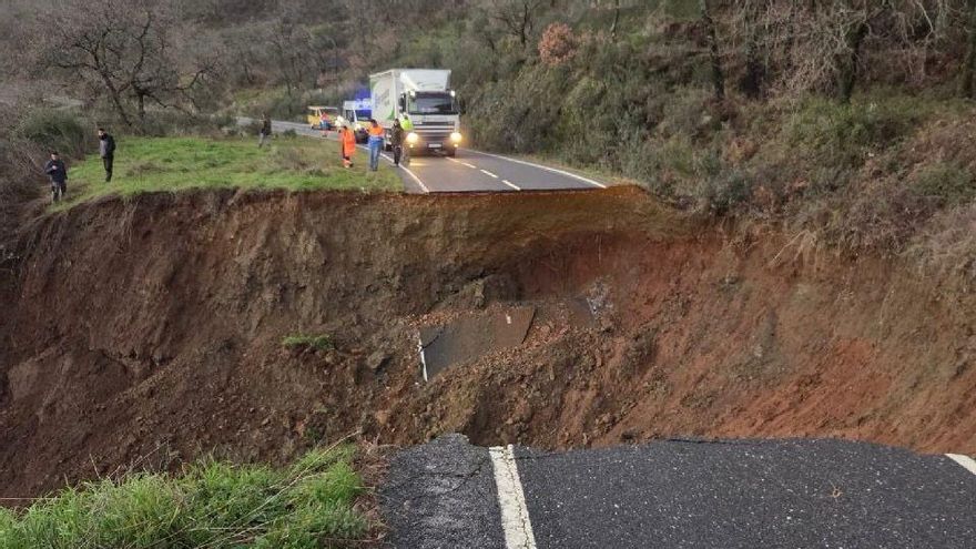 Socavón en la carretera CC-428, que une las localidades cacereñas de Berzocana y Logrosán