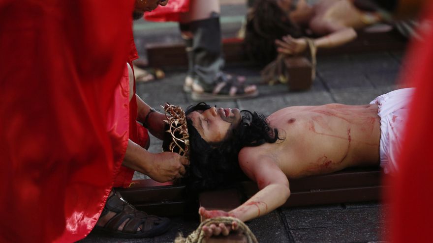 Estudiantes salvadoreños recrean la pasión de Jesús con un Vía Crucis viviente