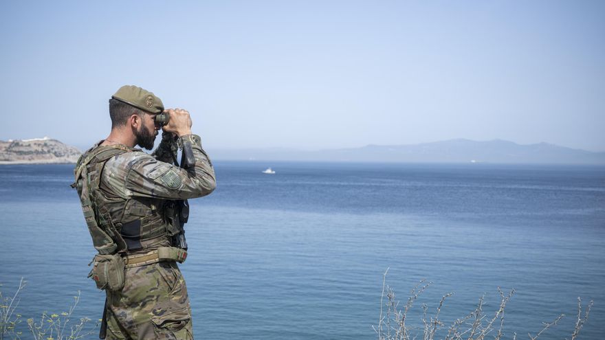 Un militar vigila la frontera entre España y Marruecos, a 8 de septiembre de 2026, en Ceuta (España).