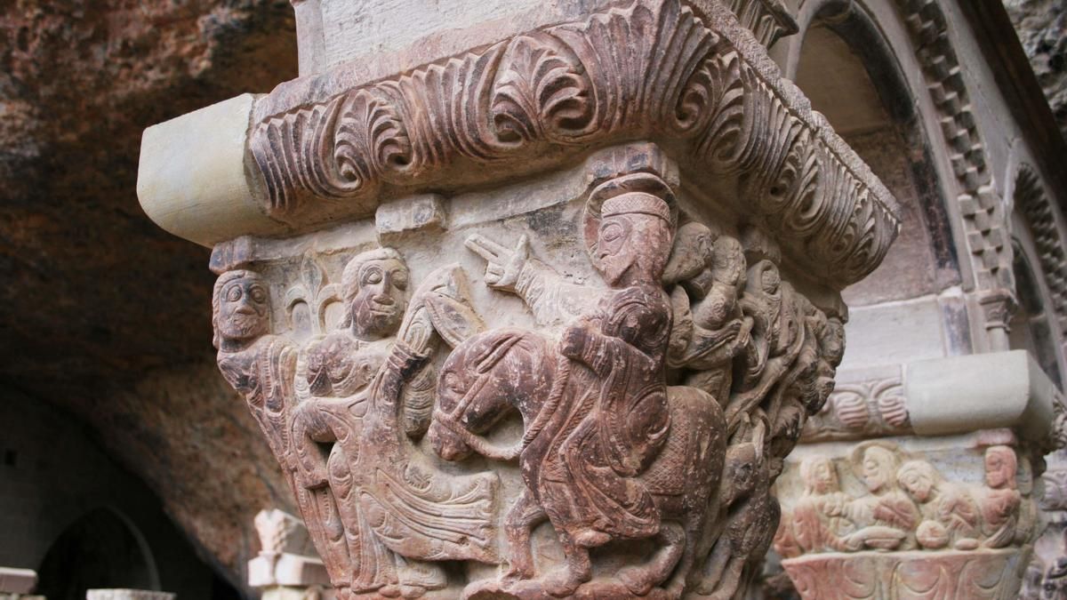 Detalle de uno de los capiteles del claustro de San Juan de la Peña.