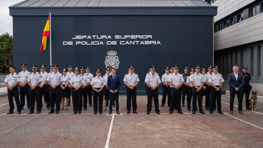 El delegado del Gobierno en Cantabria, Pedro Casares, visita la Jefatura Superior de Policía Nacional en su primera visita desde que asumió el cargo