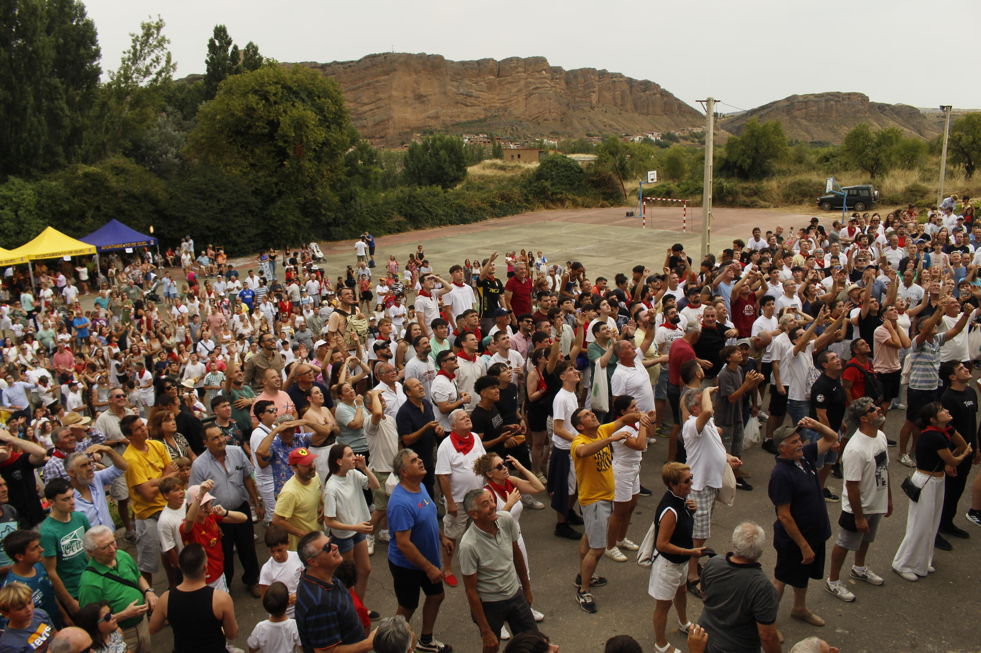 Los panes y los quesos vuelan desde la ermita de Quel para cumplir con una tradición de más de 500 años