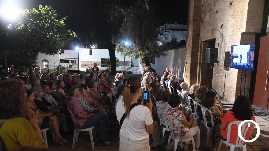 El Ayuntamiento estudia usar espacios de mayor aforo para los actos más concurridos de Cosmopoética