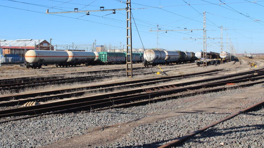 Restablecido el tráfico ferroviario a su paso por Socuéllamos tras el incendio de un matorral
