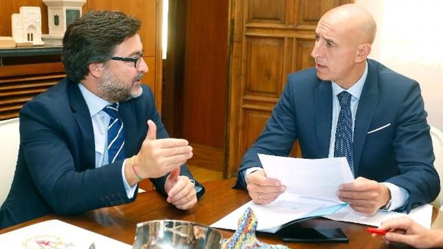 Reunión entre el alcalde de León, José Antonio Diez, y el presidente de la Junta Mayor de Semana Santa, Manuel Ángel Fernández. / Carlos S. Campillo / ICAL