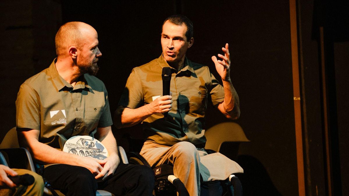 De izquierda a derecha, Adolfo Marco, responsable de inclusión de la Federación de Montaña de Castilla-La Mancha y Omar Ortiz, deportista