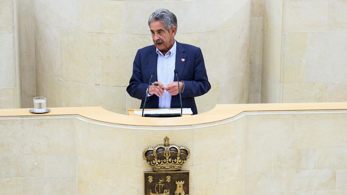 El presidente de Cantabria, Miguel Ángel Revilla, en el pleno del Parlamento.