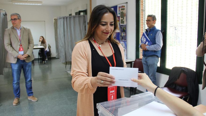 Miriam Andrés, candidata del PSOE a la Alcaldía de Palencia, ejerce su derecho a voto en el colegio de Allende el Río. 28M