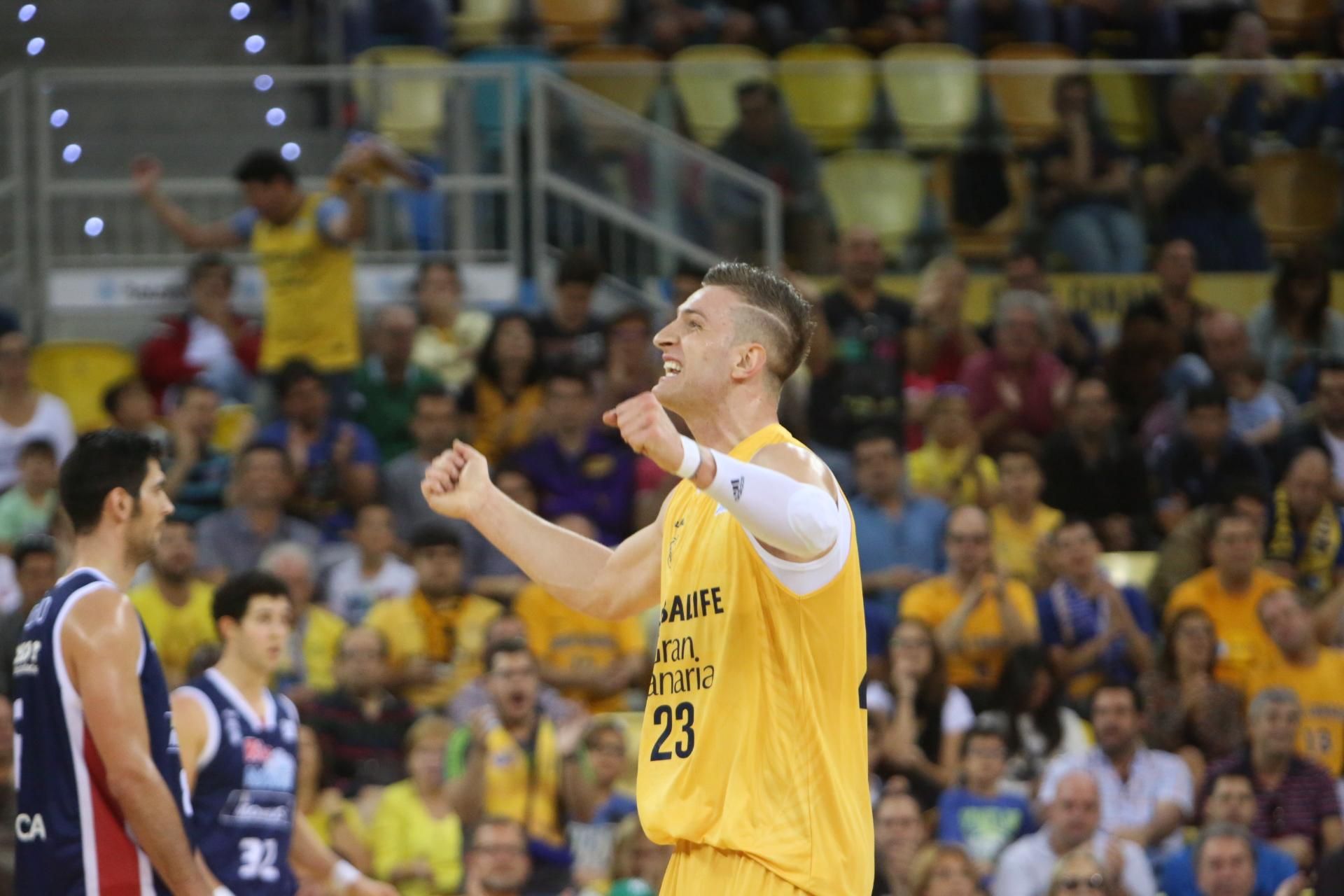 Encuentro entre el Herbalife Gran Canaria y Rio Natura Monbus Obradoiro en el Gran Canaria Arena.