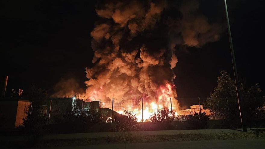 Nuevo incendio en el Parque de Reciclado de Zaragoza: los bomberos trabajan en la extinción