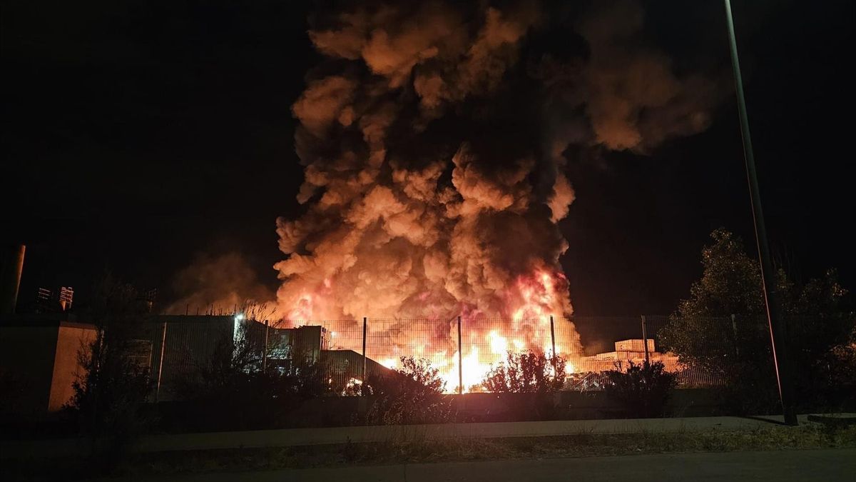 Nuevo incendio en el Parque de Reciclado de Zaragoza: los bomberos trabajan en la extinción