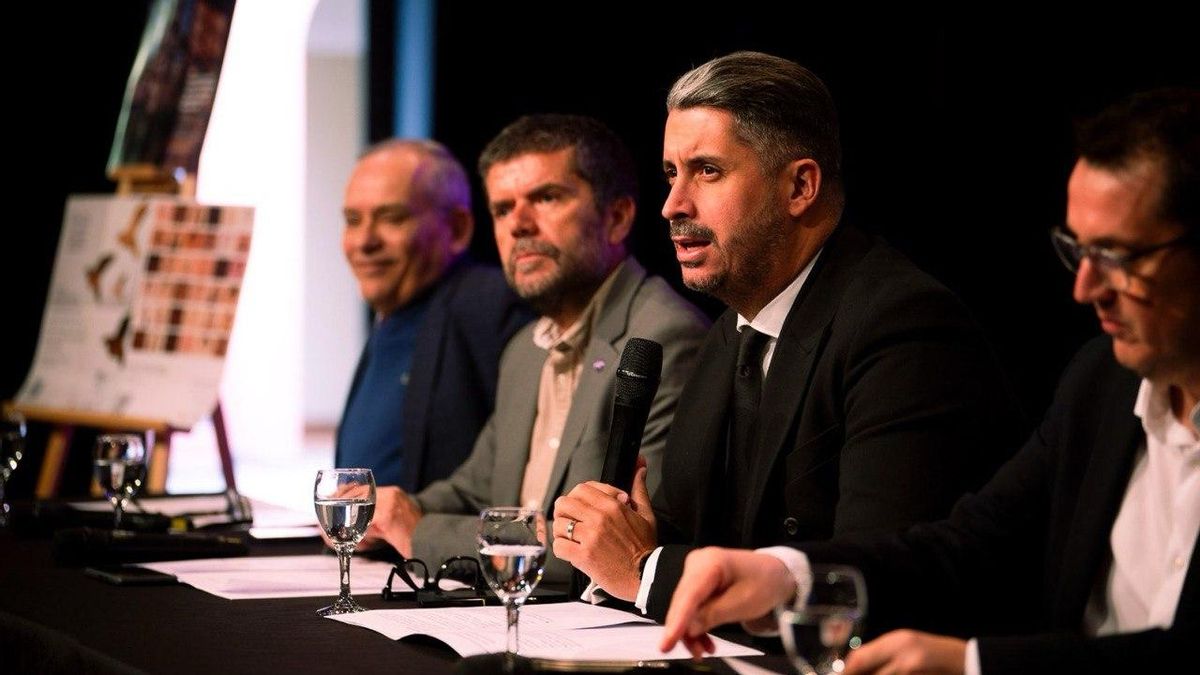 El alcalde de La Laguna, en la presentación de los actos por el 25 aniversario de la declaración de la ciudad como patrimonio de la UNESCO.