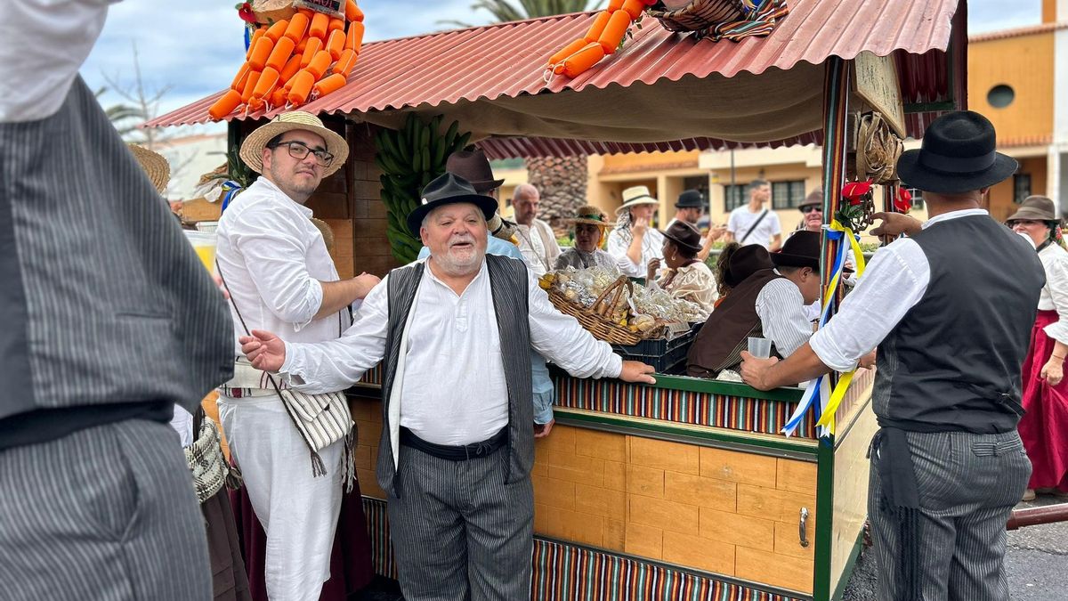 Una carroza con comida en la romería de Valle Guerra, este domingo.