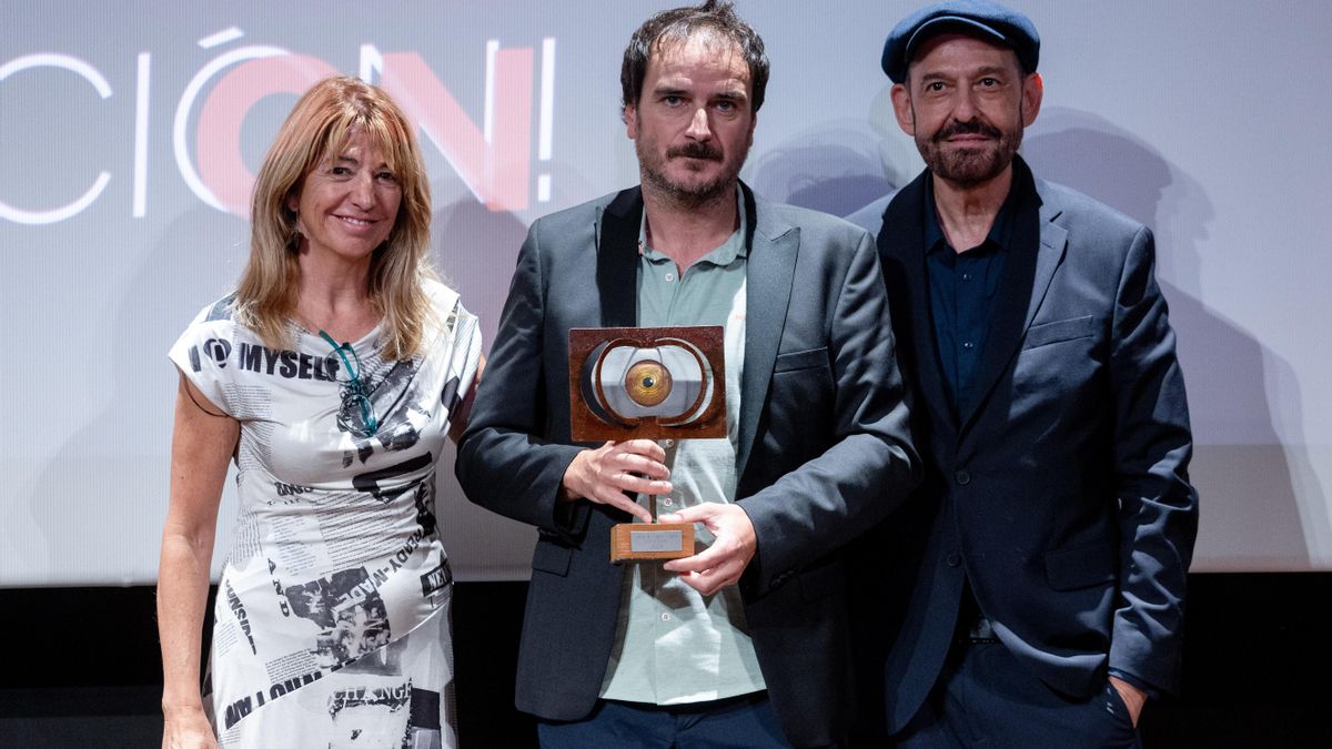 El director Aitor Arregi (c) recoge el premio a la Mejor Dirección de Ficción por 'Maspalomas'