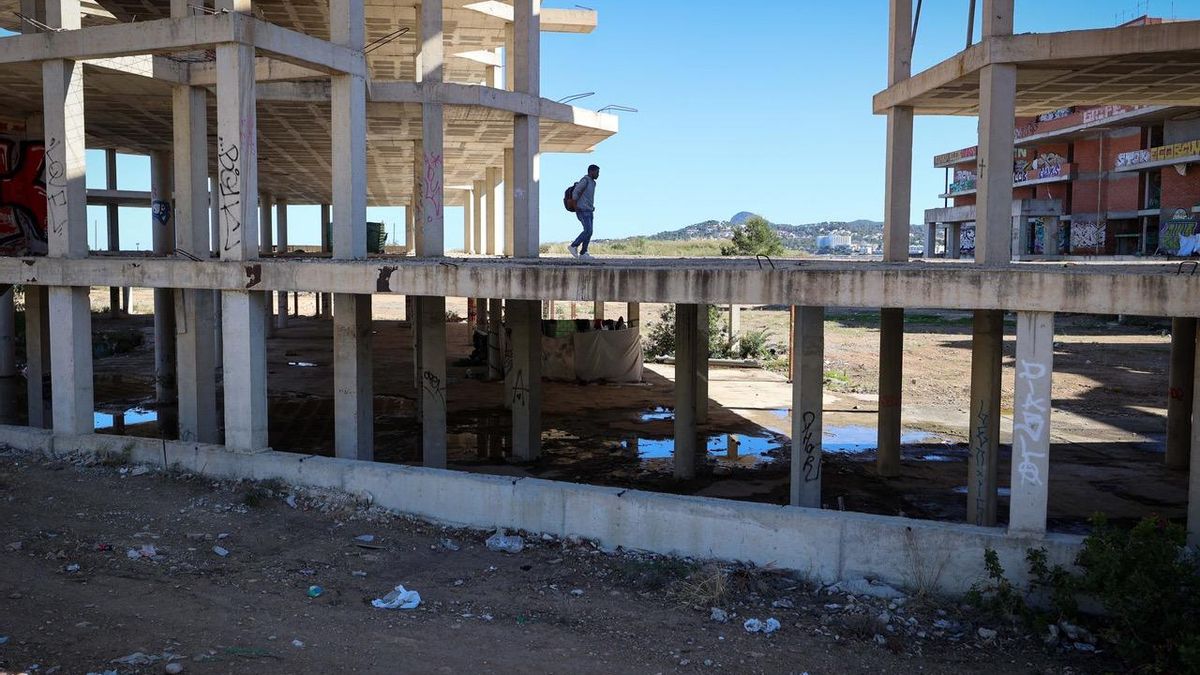 El riesgo de caída fatal es evidente en un esqueleto arquitectónico que no tiene paredes.
