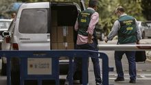 Agentes de la Guardia Civil durante el registro en la sede del Canal de Isabel II