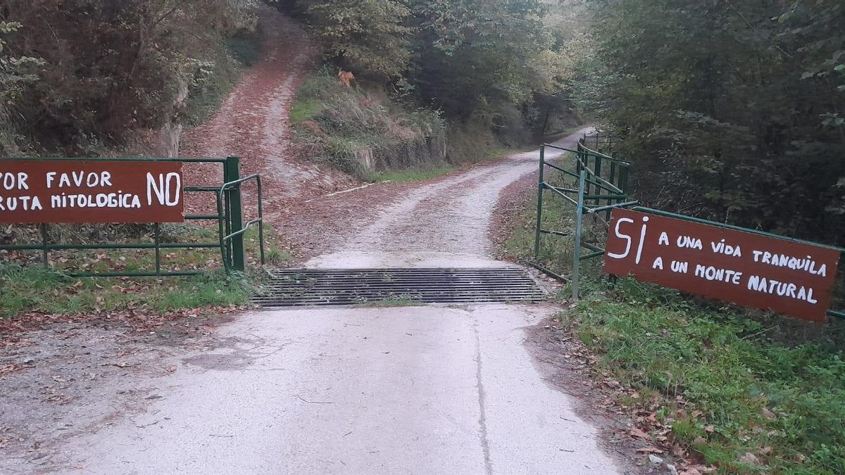 Carteles en contra la ruta mitológica.