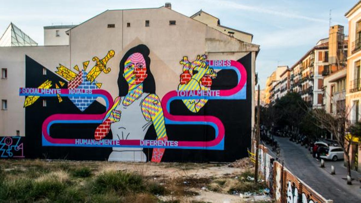 Mural de Rosa de Luxemburgo en el solar del número 18 de Embajadores, obra de El Rey de la Ruina.