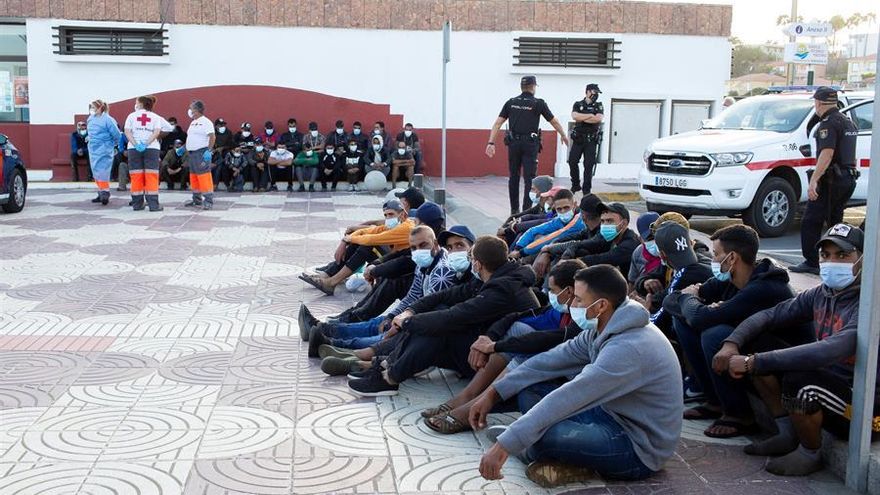 44 inmigrantes de origen magrebí que llegaron en tres pateras a Playa del Inglés, son atendidos por Cruz Roja y custodiados por la Policía Nacional.