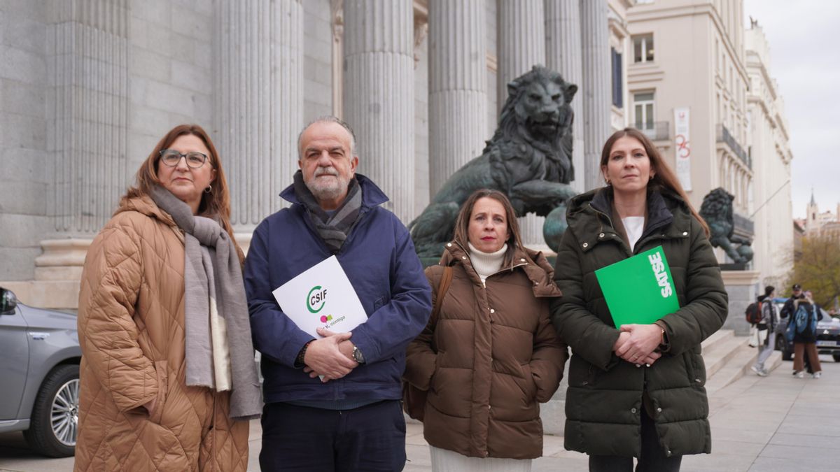 La presidenta de SATSE, Laura Villaseñor (dcha), junto al resto de responsables de organizaciones sindicales presentes en el Ámbito de Negociación