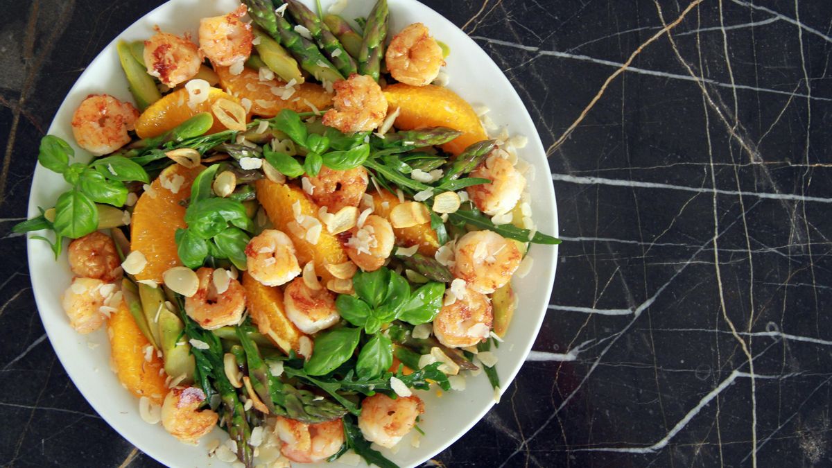 Ensalada de naranja, espárragos y camarones